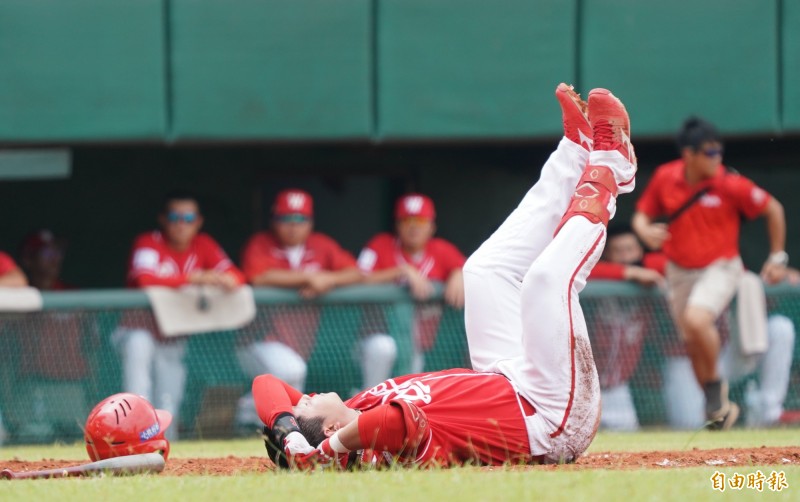 兄弟新洋投雷艾斯今天在二軍投球，投不滿2局狂失7分，且味全黃柏豪遭雷艾斯觸身球擊中頭部。（記者黃志源攝）