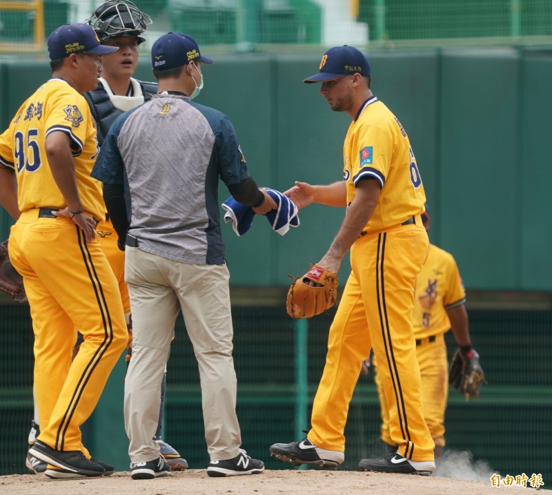 兄弟新洋投雷艾斯今天在二軍投球，投不滿2局狂失7分。（記者黃志源攝）