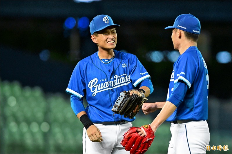 悍將主戰二壘手王正棠(左)8月打擊率高達3成16。(記者廖耀東攝) 悍將主戰二壘手王正棠(左)8月打擊率高達3成16。(記者廖耀東攝)