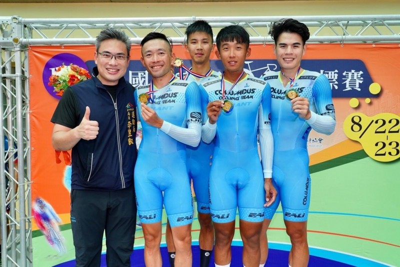 台北市哥倫布車隊，在全國自由車場地錦標賽4公里團隊追逐項目以4’21”595拿下金牌！（全國自由協會提供）