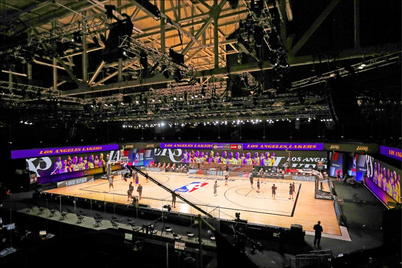 NBA「泡泡聯盟」場地像訓練館,視覺上場館縮小,球員更快找到投籃手感。(資料照,美聯社) NBA「泡泡聯盟」場地像訓練館,視覺上場館縮小,球員更快找到投籃手感。(資料照,美聯社)