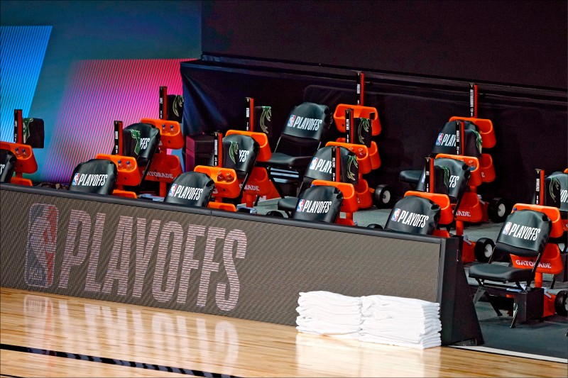 為表示抗議白人警察暴力執法射傷黑人，公鹿昨「突襲」罷賽，場邊球員板凳區空無一人。（美聯社）