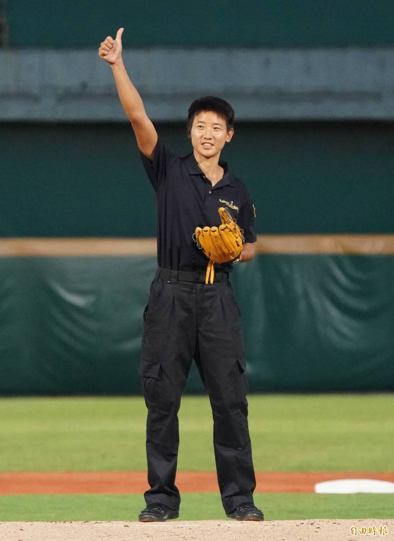 海軍水下作業大隊女兵任婕擔任開球投手。（記者黃志源攝）