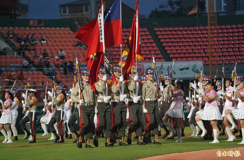慶祝九三軍人節，海軍司令部與統一獅共同合作舉辦「揪你來看球一職棒開球」活動。（記者黃志源攝）