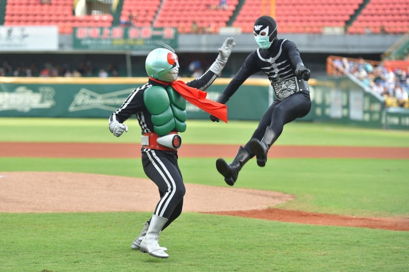 假面騎士表演。（統一獅提供）