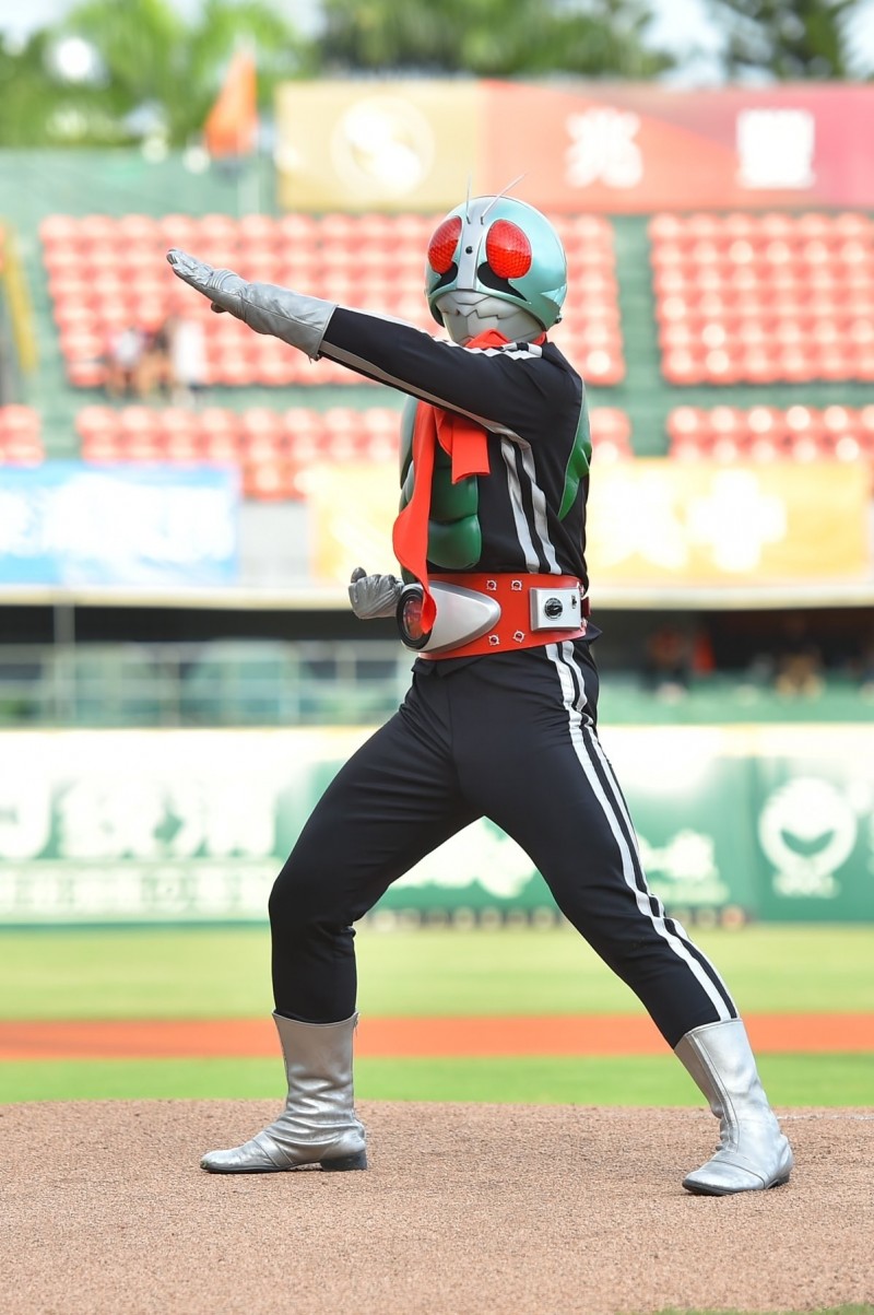 假面騎士表演。（統一獅提供）