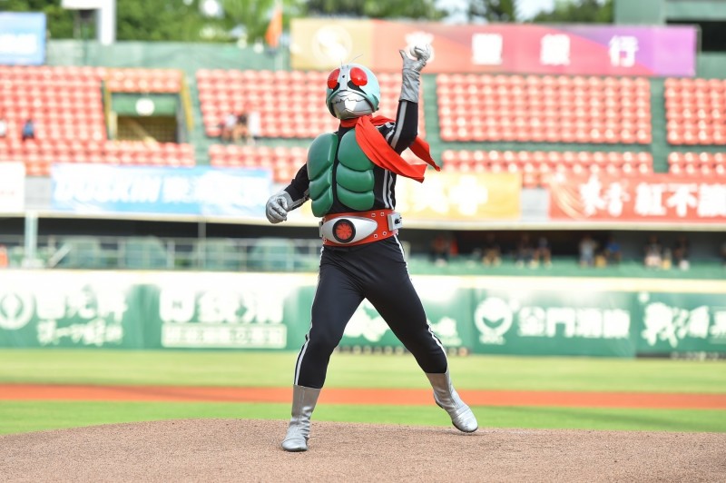 假面騎士開球。（統一獅提供）