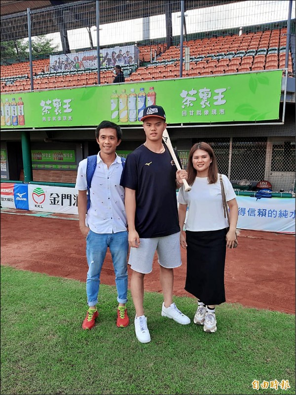 統一獅選秀會第2輪選進的新人何恆佑(中)日前簽約,昨他在父母陪同下向球隊報到。(記者林宥辰攝) 統一獅選秀會第2輪選進的新人何恆佑(中)日前簽約,昨他在父母陪同下向球隊報到。(記者林宥辰攝)