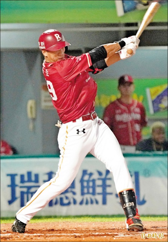 林立昨再扛第4棒,僅靠1次保送上壘,再吞兩次三振。(記者黃志源攝) 林立昨再扛第4棒,僅靠1次保送上壘,再吞兩次三振。(記者黃志源攝)