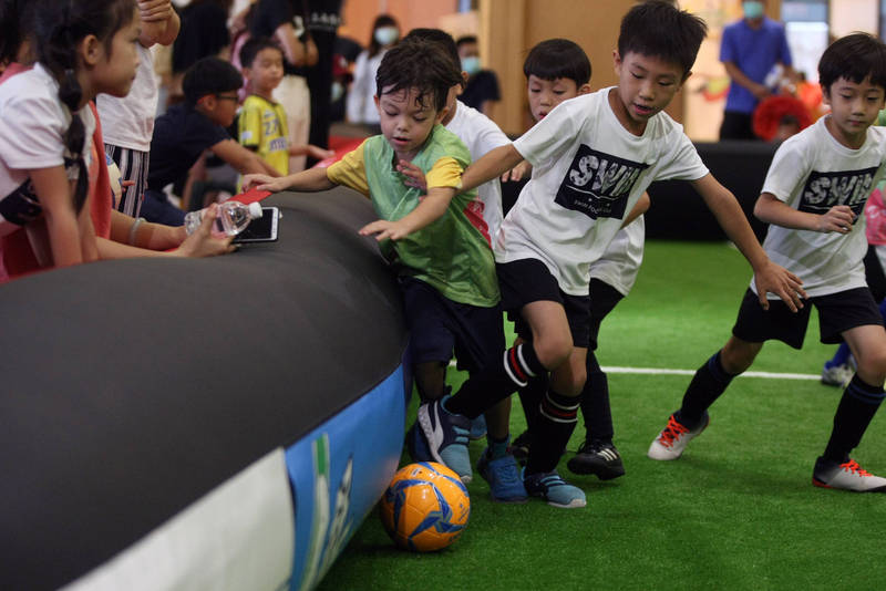 混血小將陳至艾在夾縫中奮力盤球。（迷你足球協會提供）