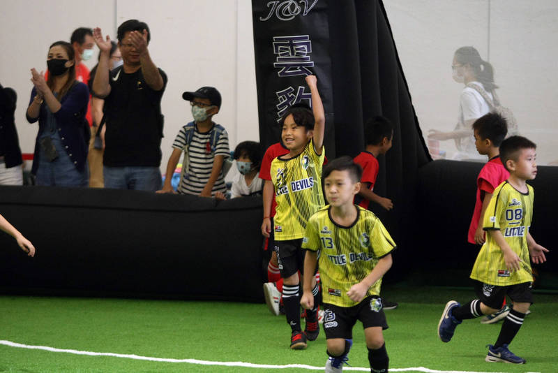 小小年紀也懂得振臂歡呼。（迷你足球協會提供）
