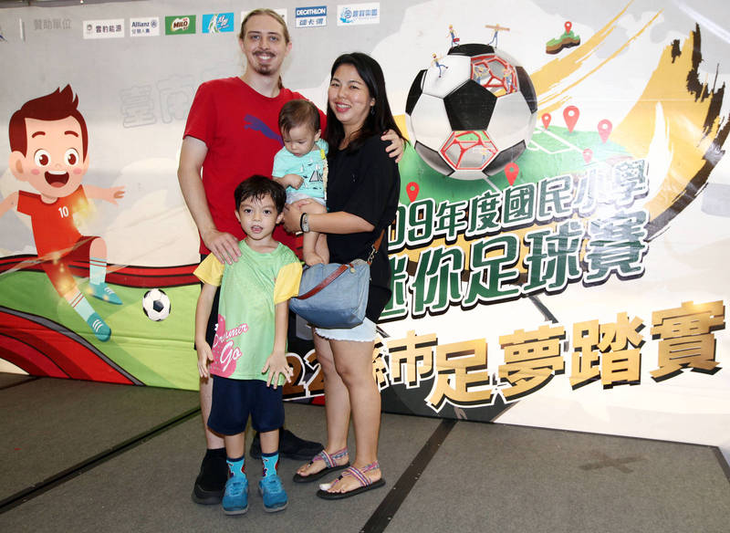 混血小將陳至艾與家人。（迷你足球協會提供）