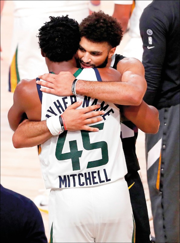 J.穆雷（右）賽後主動擁抱米契爾（左），英雄惜英雄。（法新社）