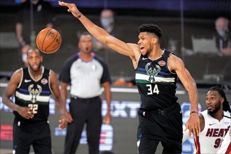 亞德托昆波攻下全隊最高29分，卻在緊要關頭發生致命犯規，公鹿第3戰陷非贏不可困境。（美聯社）