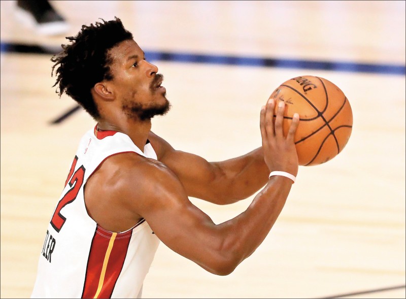 熱火巴特勒最後2罰俱中，完成罰球絕殺，率熱火在季後賽次輪取得2連勝。（法新社）