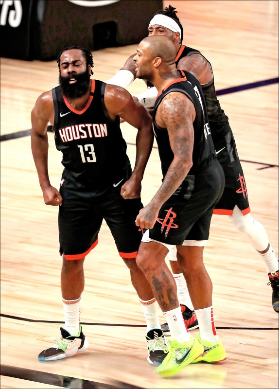 火箭哈登（左）昨手感冷僅拿17分，還好最後倒數4.8秒封阻對手的關鍵一擊，護送火箭進季後賽次輪。（法新社）