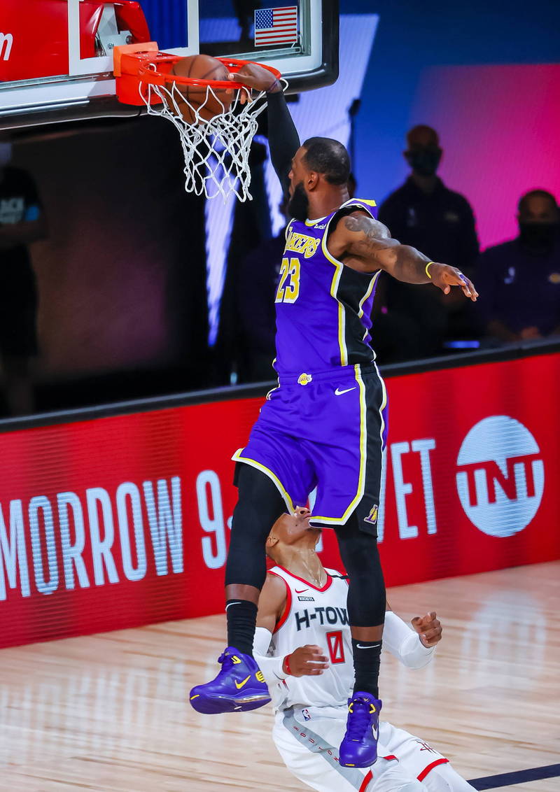 詹姆斯暴扣，魏斯布魯克成為照片配角。（法新社）