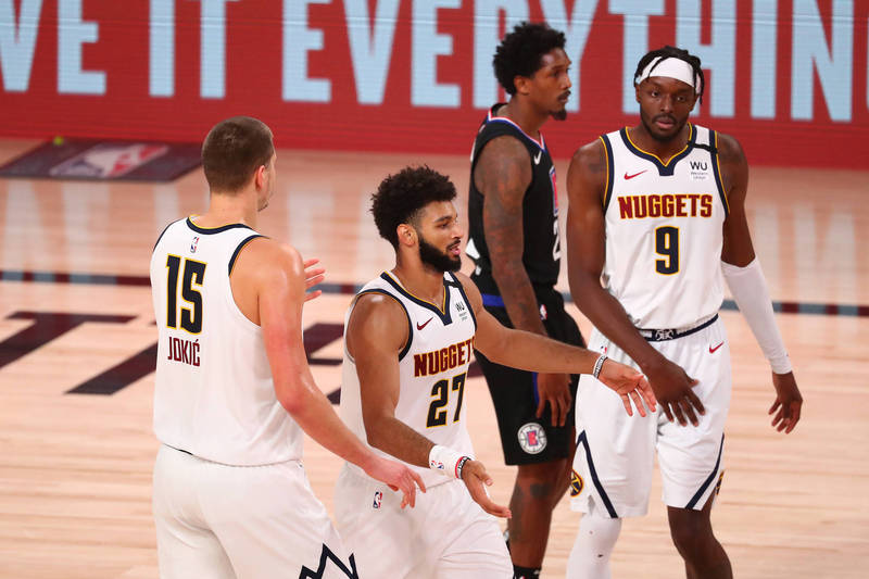 約基奇（左）與J.穆雷（左2）合砍53分。（今日美國）