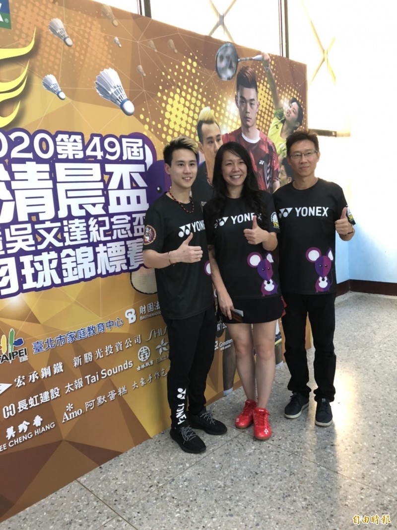 楊博涵（左）和爸爸楊英哲（右）將在這次清晨盃攜手出擊，中間為全民羽協理事長吳宜倫。（記者粘藐云攝）