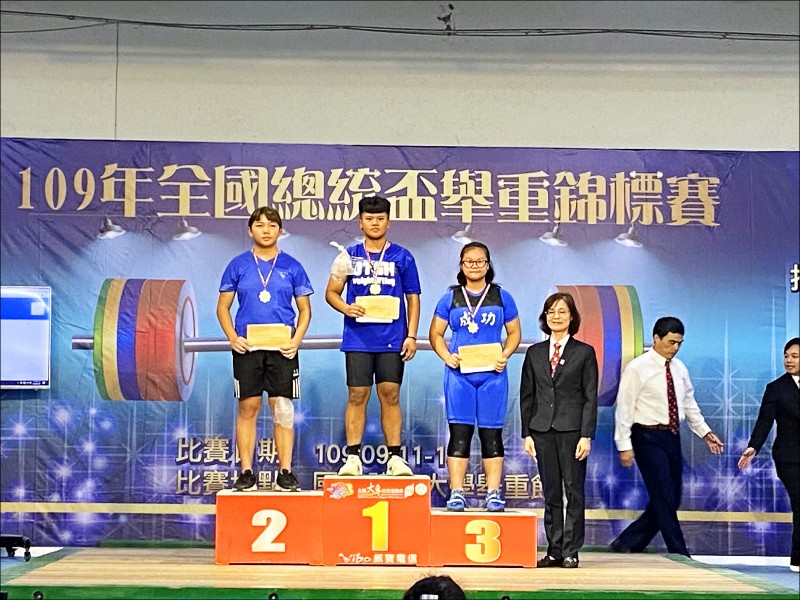 紀芷涵(左2)在國女組71公斤級摘金。(選手提供) 紀芷涵(左2)在國女組71公斤級摘金。(選手提供)