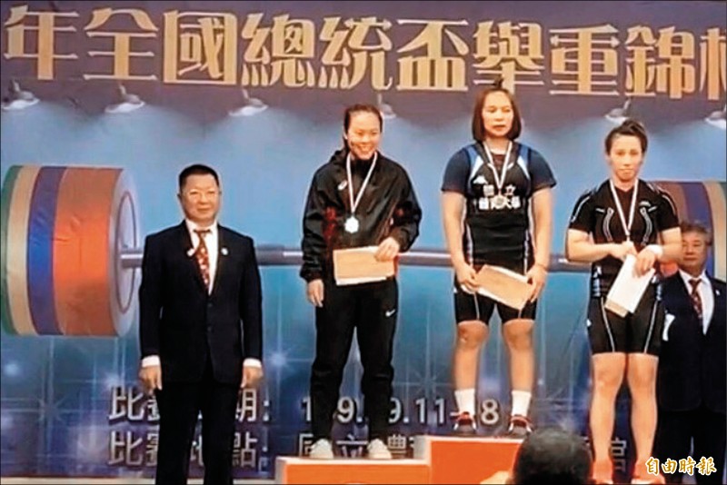 江念欣(右2)昨在109年總統盃舉重賽社女組59公斤級封后,一掃近年的低潮。(記者廖聿偉攝) 江念欣(右2)昨在109年總統盃舉重賽社女組59公斤級封后,一掃近年的低潮。(記者廖聿偉攝)