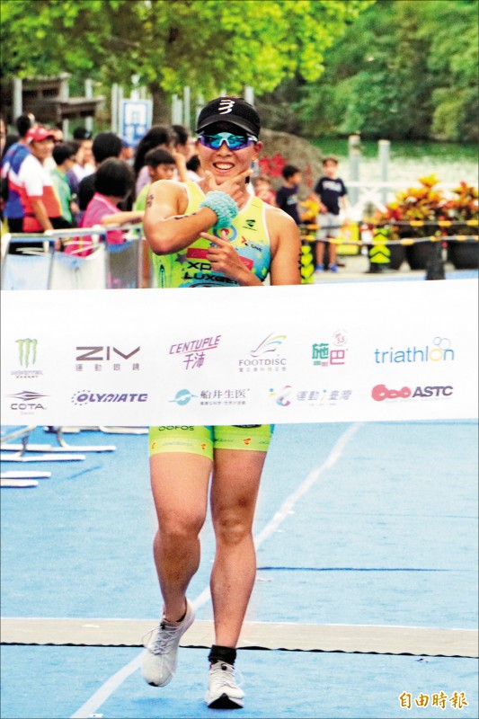 張嘉家拿下梅花湖鐵人錦標賽第5座桂冠。(記者廖聿偉攝) 張嘉家拿下梅花湖鐵人錦標賽第5座桂冠。(記者廖聿偉攝)