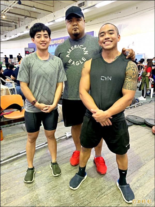 陳士杰(中)與愛徒朱宇森(右)、洪寀睿(左)合影。(記者廖聿偉攝) 陳士杰(中)與愛徒朱宇森(右)、洪寀睿(左)合影。(記者廖聿偉攝)