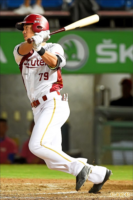 35歲的林智平達成生涯千場出賽,是中職第27人。
(記者陳志曲攝) 35歲的林智平達成生涯千場出賽,是中職第27人。
(記者陳志曲攝)