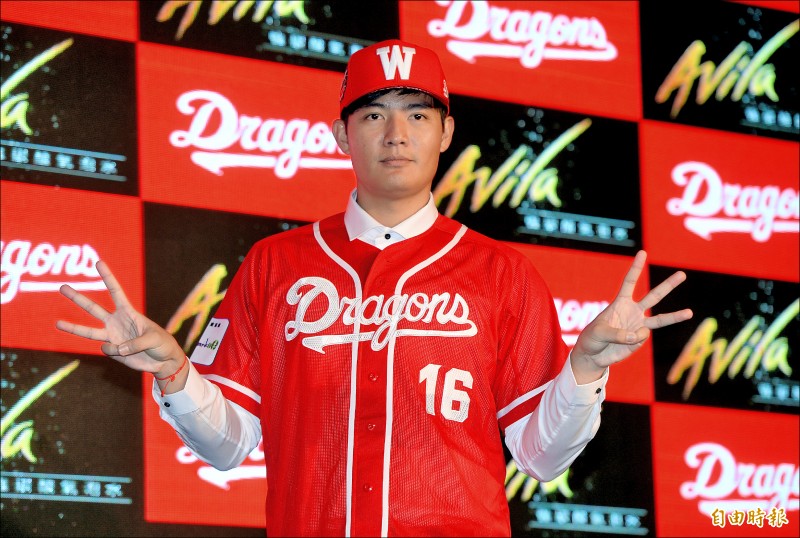 龍狀元王維中拿下5年3個月、208萬美元的大約,也締造中職史上最高紀錄,月薪3.3萬美元(約台幣97萬元)。(記者林正堃攝) 龍狀元王維中拿下5年3個月、208萬美元的大約,也締造中職史上最高紀錄,月薪3.3萬美元(約台幣97萬元)。(記者林正堃攝)