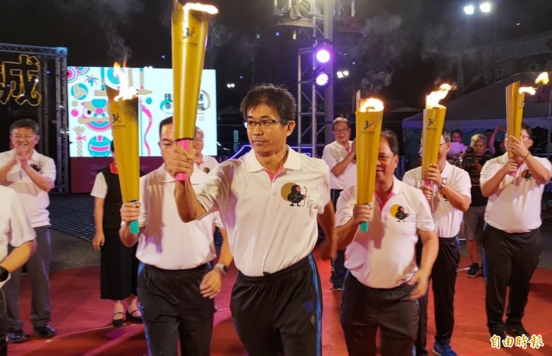 全民運聖火隊由花蓮縣忠孝國小許傳德（中）等6位校長領銜出發，展開全國聖火傳遞。（記者花孟璟攝）