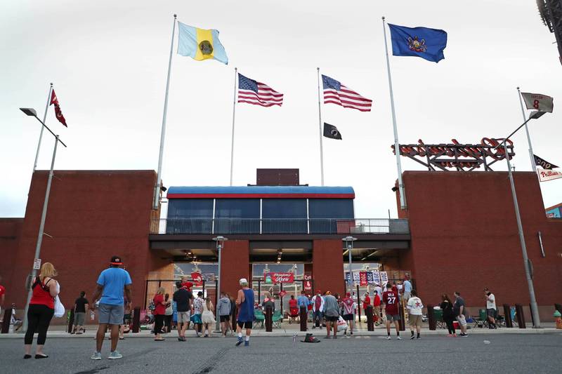 市民銀行棒球場外聚集的球迷。（資料照，法新社）