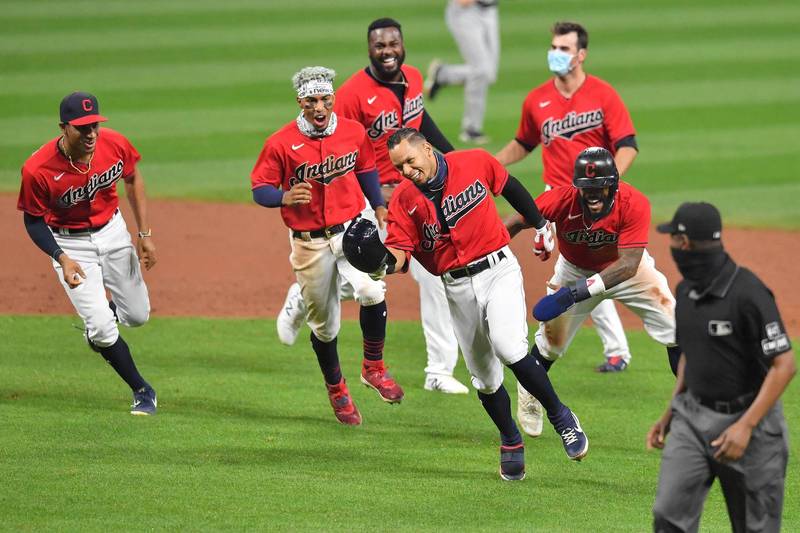 赫南德茲（持帽者）擊出再見安，被隊友追著跑。（法新社）