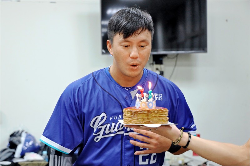 高國輝迎接35歲生日，球團賽前為他慶生。（富邦悍將提供）