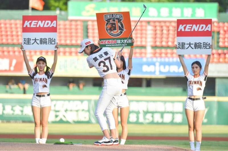 高球漂亮寶貝葉欣寧，今天擔任統一獅開球嘉賓，她展現用高爾夫球桿將棒球一桿「打」手套的絕技。（統一獅提供）