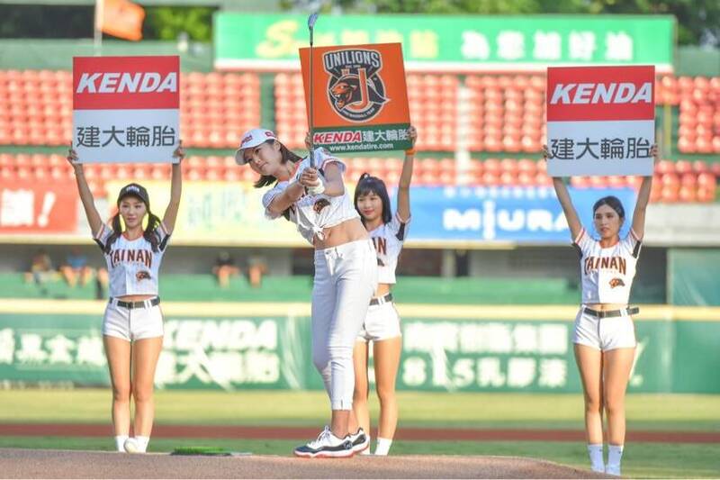 高球漂亮寶貝葉欣寧，今天擔任統一獅開球嘉賓，她展現用高爾夫球桿將棒球一桿「打」手套的絕技。（統一獅提供）
