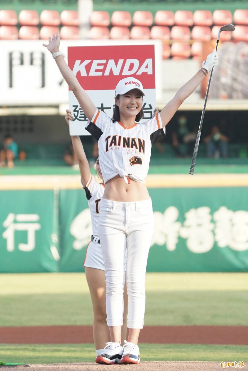 高球選手葉欣寧用高爾夫球桿將棒球一桿「打」手套的絕技。（記者黃志源攝）