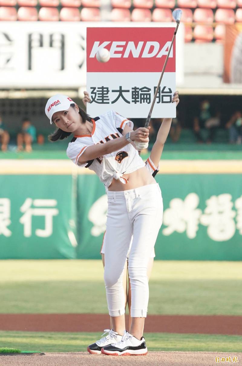 高球選手葉欣寧用高爾夫球桿將棒球一桿「打」手套的絕技。（記者黃志源攝）