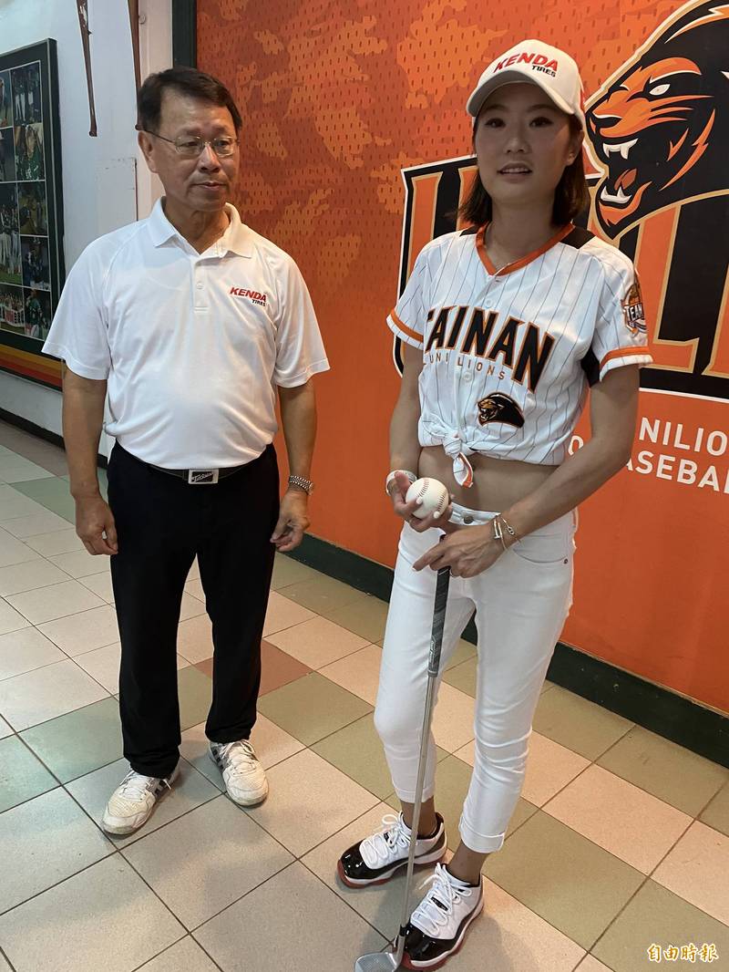 高球漂亮寶貝葉欣寧和建大輪胎董事長楊啓仁。（記者倪婉君攝）