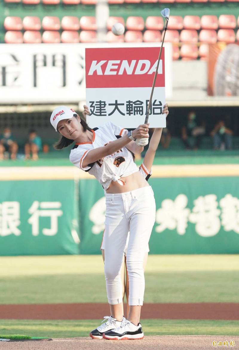 高球選手葉欣寧用高爾夫球桿將棒球一桿「打」手套的絕技。（記者黃志源攝）