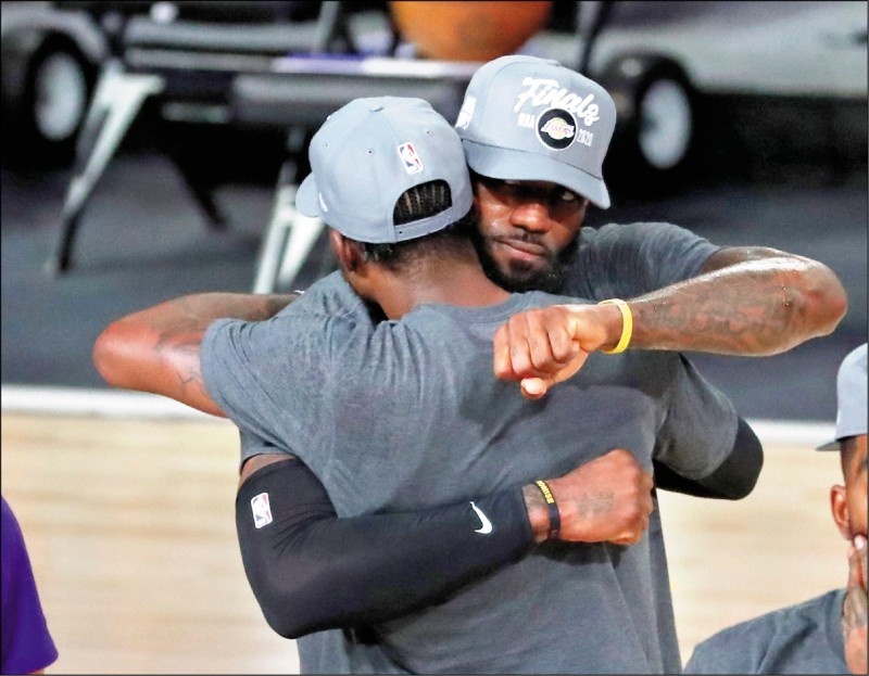 詹姆斯末節狂飆16分，完成季後賽第27次大三元，率湖人相隔10年再度進軍總冠軍賽。（今日美國）