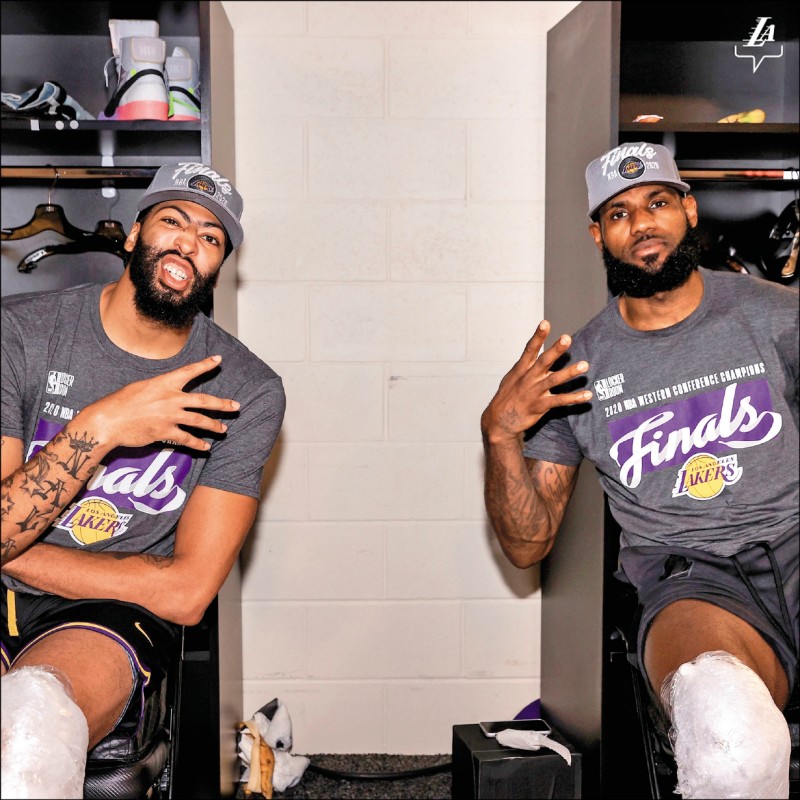 詹姆斯（右）與戴維斯慶祝晉級。（取自湖人臉書）