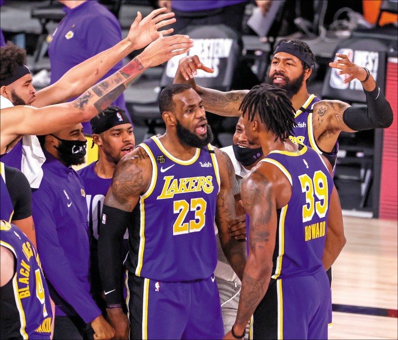 詹姆斯賽後被隊友簇擁歡呼。（歐新社）