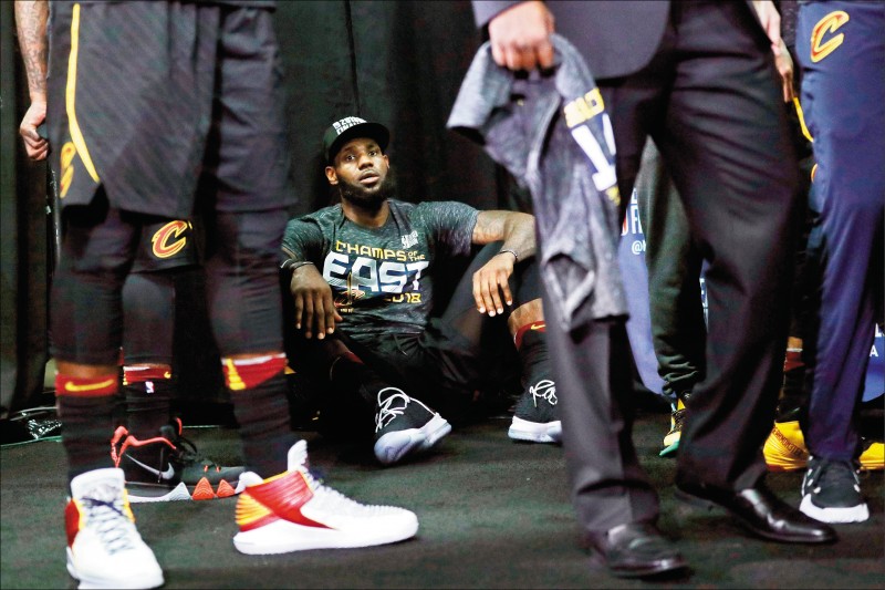 2018年奪下東部冠軍時，詹皇累癱坐在地板上休息。（法新社資料照）