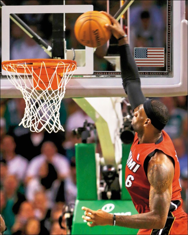 2012年詹皇奪下個人首冠。（路透資料照）