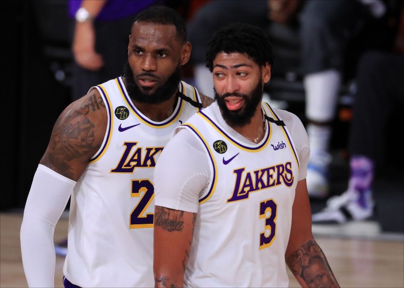 西部頭號種子湖人由詹姆斯、A.戴維斯攜手，力求中止10年冠軍荒。（資料照，美聯社）