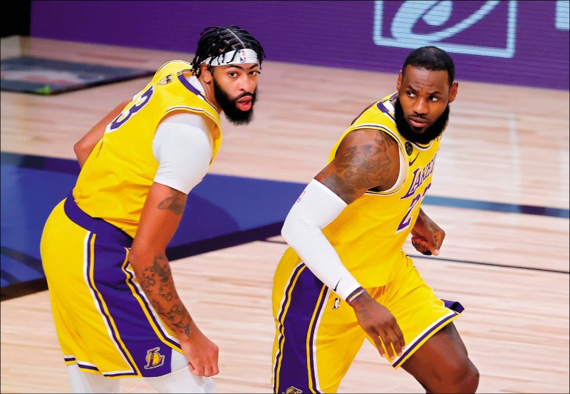 湖人A.戴維斯（左）成功主宰禁區，與詹姆斯聯手搶下總冠軍戰頭香。（法新社）