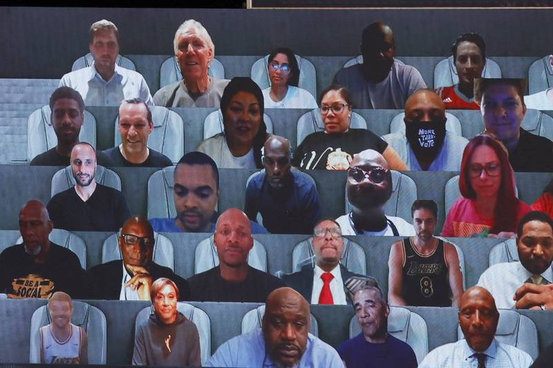 歐巴馬與眾球星在場邊一同觀看NBA總冠軍戰。（法新社）