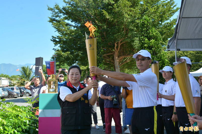 花蓮縣長徐榛蔚今早點燃聖火火炬，傳遞給7所校長組成的聖火隊。（記者王峻祺攝）