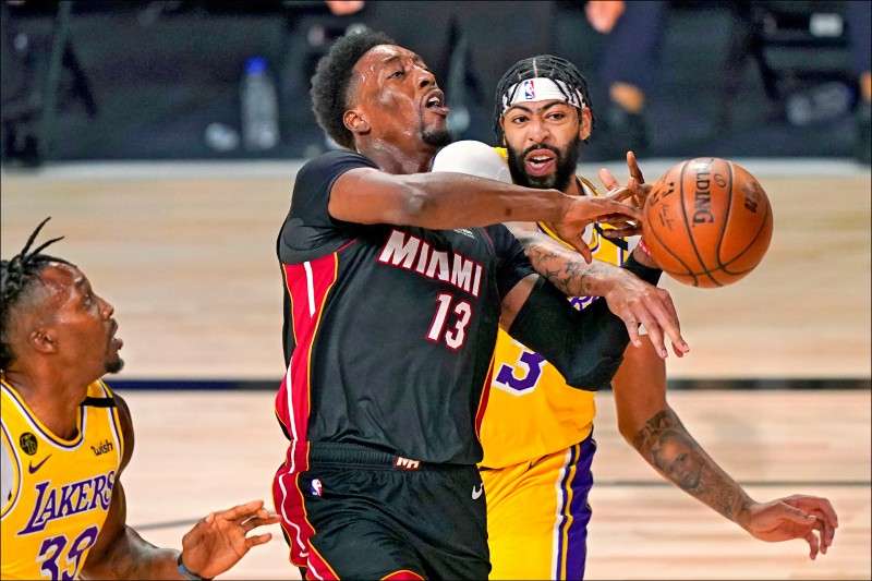 艾德巴約（中）能否回歸第3戰，將是熱火能否絕處求生的關鍵之一。（資料照）