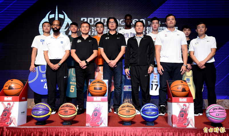 2020 molten台灣超級籃球挑戰賽記者會，各隊教練率代表球員亮相。（記者朱沛雄攝）